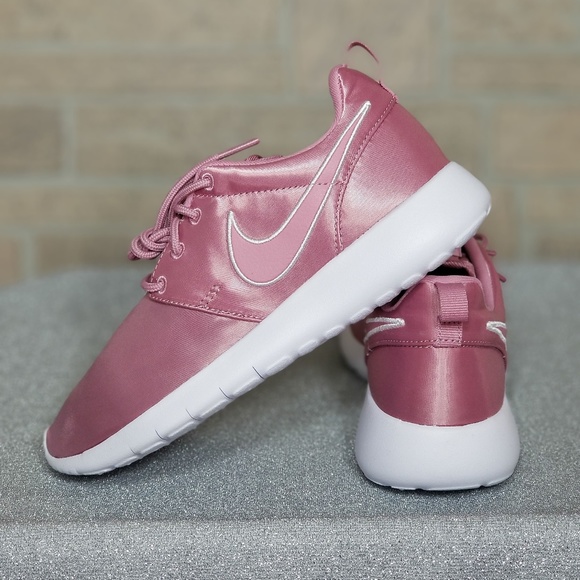 Nike Roshe One - Picture 1 of 6